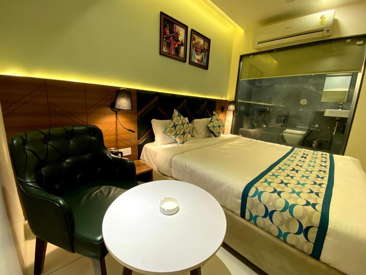 Hotel Unique By Apex Vadodara Exterior photo
